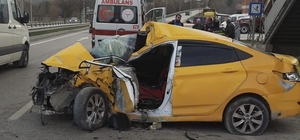 Üst geçit direğine çarpan otomobilin sürücüsü ağır yaralandı