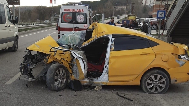 Üst geçit direğine çarpan otomobilin sürücüsü ağır yaralandı