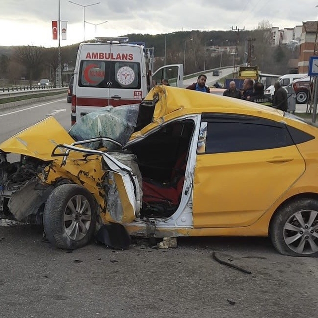 Üst geçit direğine çarpan otomobilin sürücüsü ağır yaralandı