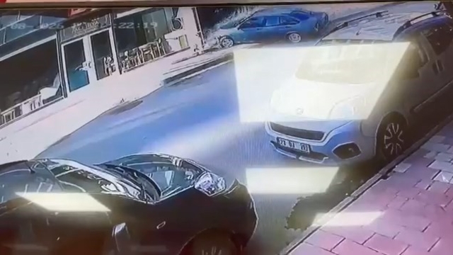 Kontrolden çıkan otomobil mağazaya böyle daldı