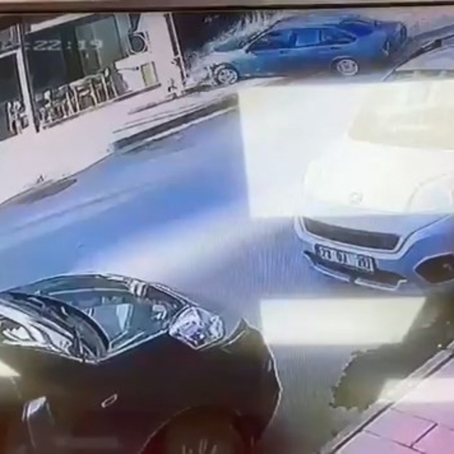 Kontrolden çıkan otomobil mağazaya böyle daldı
