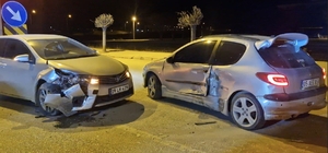 Çorum'da iki otomobil çarpıştı: 2 yaralı