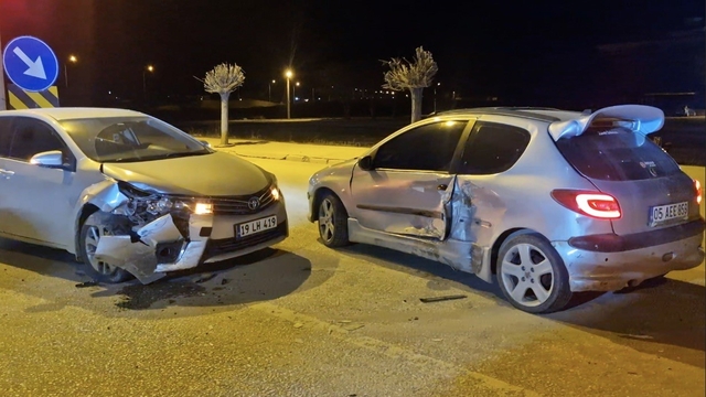 Çorum'da iki otomobil çarpıştı: 2 yaralı