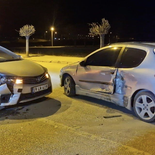 Çorum'da iki otomobil çarpıştı: 2 yaralı