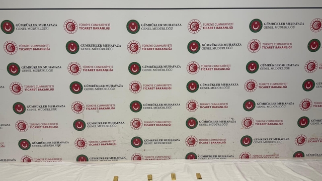 Habur'da tırda yapılan aramada, yaklaşık 14.6 milyon liralık altın ele geçirildi