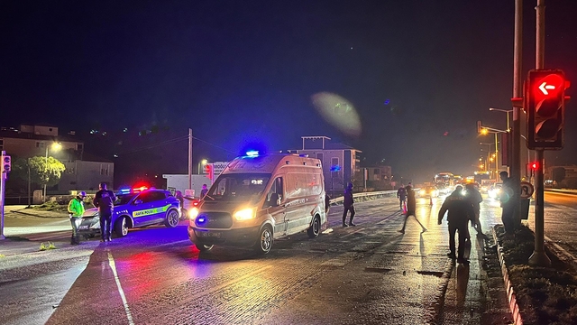 Yolun karşısına geçmek isteyen yaşlı kadına otomobil çarptı