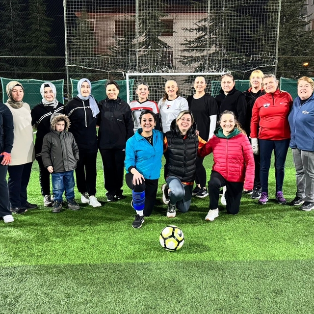 Kadınlar futbol maçıyla günlerini kutladı