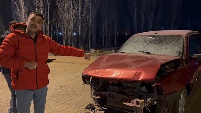 Sattığı otomobilin parasını beklerken, kazalı haliyle karşılaştı
Sattığı aracın parasını alamayan İsmet Sayan:
"Otomobili görünce beynim döndü"