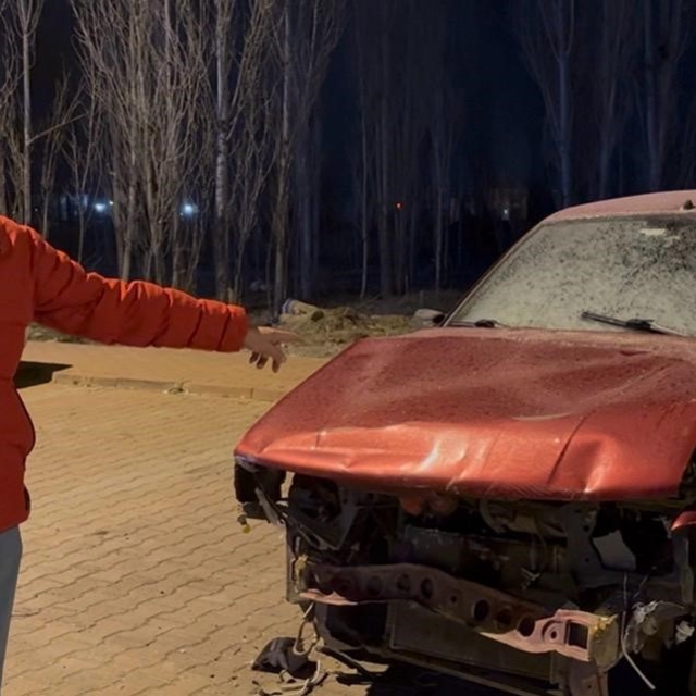 Sattığı otomobilin parasını beklerken, kazalı haliyle karşılaştı
Sattığı ar...