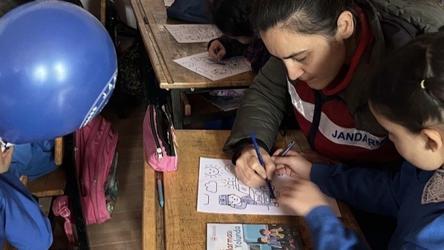 Uşak'ta jandarmadan öğrencilere ziyaret