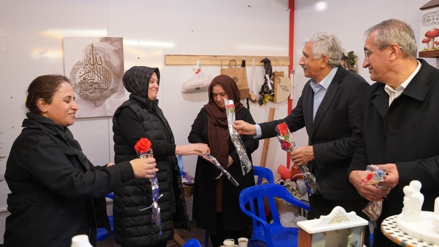 Başkan Hallaç'tan Ramazan Çarşısı'nda kadınlara anlamlı sürpriz