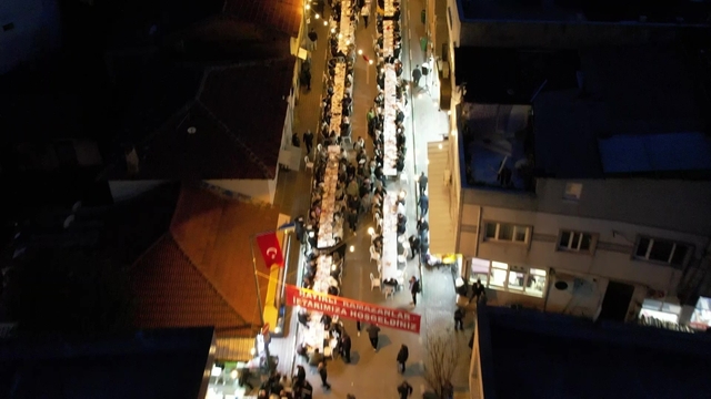 Yüzlerce metre uzayan sofrada 4 bin 500 kişi iftar yaptı