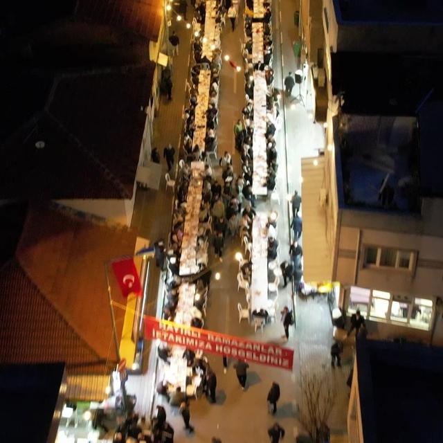 Yüzlerce metre uzayan sofrada 4 bin 500 kişi iftar yaptı