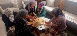 Hatay'da ev kadınlarının imece usulü ramazan kömbesi mesaisi