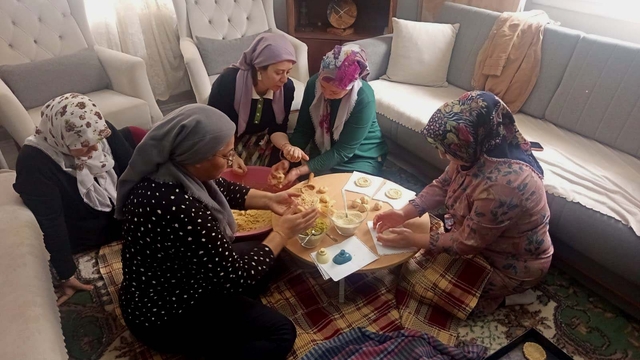 Hatay'da ev kadınlarının imece usulü ramazan kömbesi mesaisi