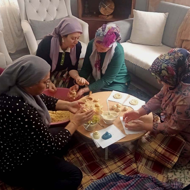 Hatay'da ev kadınlarının imece usulü ramazan kömbesi mesaisi