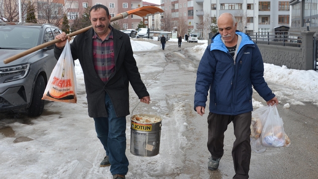 10 yıldır 'Allah'ın misafiri' dedikleri kuşları yemliyorlar