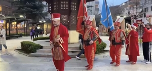 Davetli oldukları iftara mehter takımı ile gittiler Bursa Vatan Sevdaları Platformu'ndan anlamlı mehter sürprizi