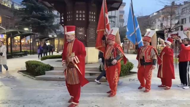 Davetli oldukları iftara mehter takımı ile gittiler
Bursa Vatan Sevdaları Platformu'ndan anlamlı mehter sürprizi