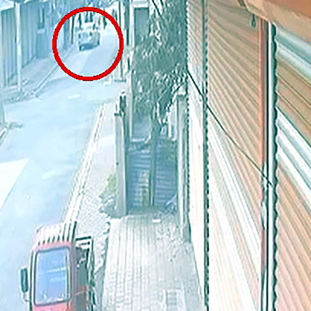 Husumetlileri evin önünde 2 kişiyi yaraladı: Şüpheliler yakalanmadı, korku...