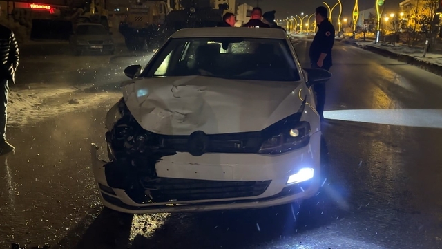 Yüksekova'da gizli buzlanma zincirleme kazaya neden oldu