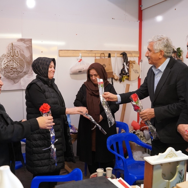 Başkan Hallaç'tan Ramazan Çarşısı'nda kadınlara anlamlı sürpriz