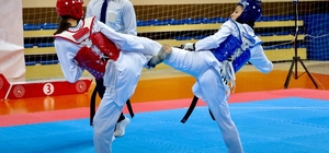 Genç tekvandocular Bilecik'te madalya için mücadele ediyor