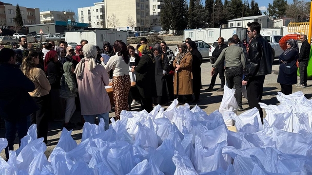 Hayırseverden binlerce aileye gıda yardımı