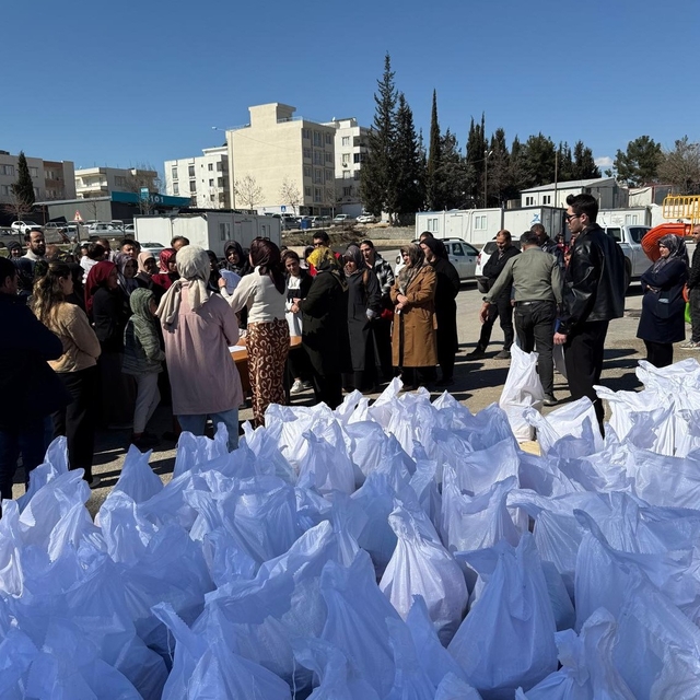 Hayırseverden binlerce aileye gıda yardımı