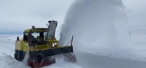 Kars'ta 25 köy yolu ulaşıma kapandı, ekipler seferber oldu