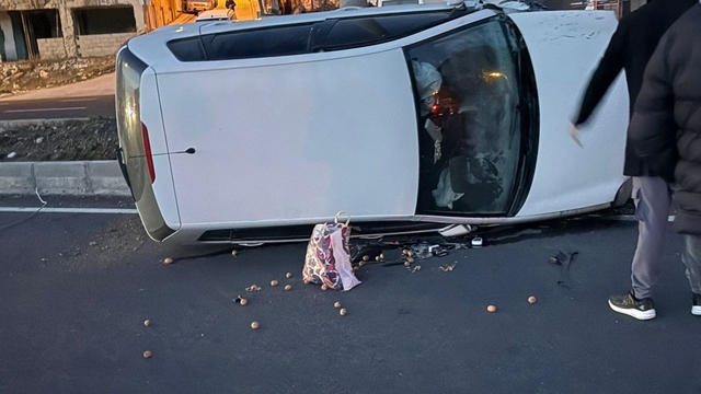 Denizli-Serinhisar karayolunda 2 araç takla attı; 5 yaralı