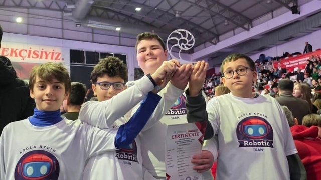 Efelerli öğrenciler robot tasarımında Ege Bölgesi birincisi oldu