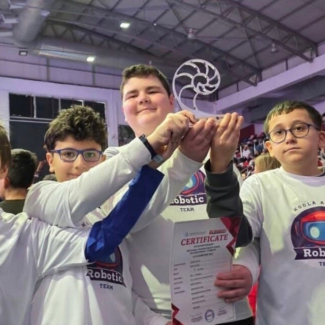 Efelerli öğrenciler robot tasarımında Ege Bölgesi birincisi oldu
