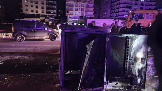 Kaçak elektrik kullanımı elektrik sayaçlarını kullanılamaz hale getirdi
Mardin'de kaçak elektrik zarara yol açtı
