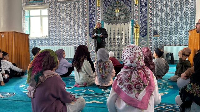 Anaokulu öğrencileri Fatih Camii'ni ziyaret etti