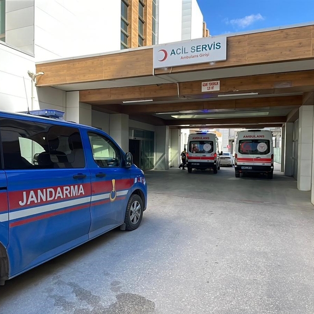 Karaman'da motosiklet şarampole devrildi: 2 yaralı