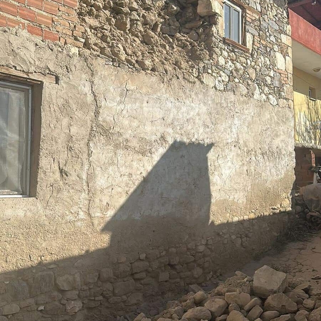 Depreme uyanan kadın dua ederek sarsıntının geçmesini bekledi
İki ilçede ha...