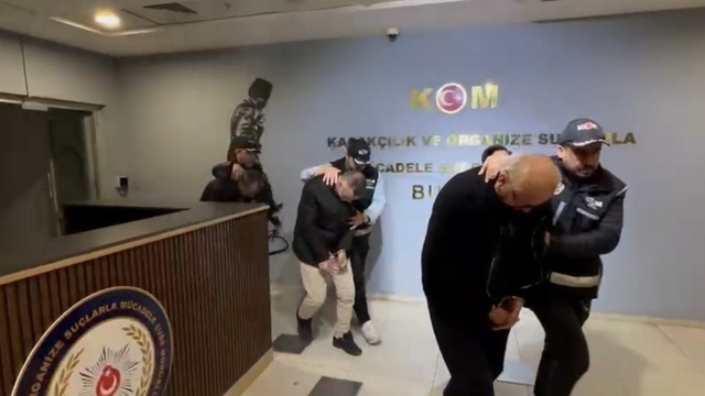 Yüksek faizle tefecilik yaptılar, icra ile mallara çöktüler
Bursa'da milyonluk tefecilik vurgunu çökertildi, 3 kişi tutuklandı
Yüksek faizle borç verip icra başlatan çeteye eş zamanlı operasyon