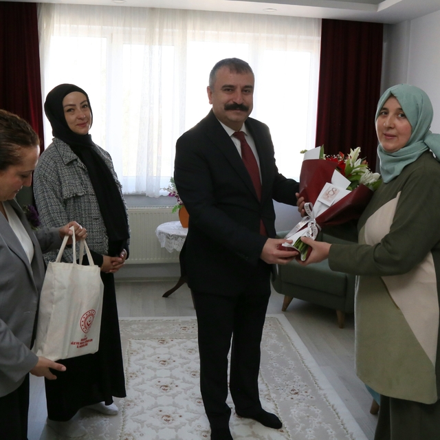 Kadın gaziye ve şehit annesine anlamlı ziyaret