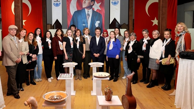 Gelibolu'da "Sanatta Tek Yürek" karma sergisi açıldı