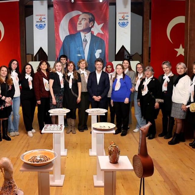 Gelibolu'da "Sanatta Tek Yürek" karma sergisi açıldı
