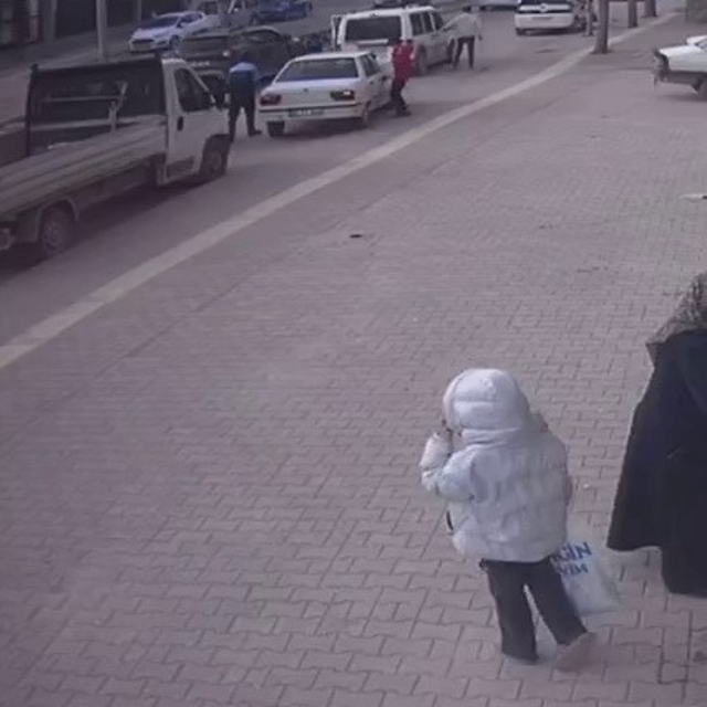 Açılan araç kapısı kazaya neden oldu