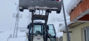 Düşen bayrağı kepçenin ağzına çıkarak yerine taktılar