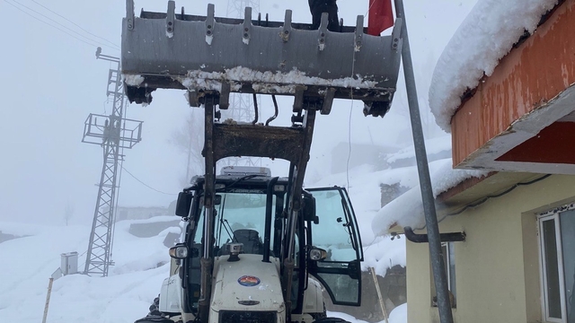 Düşen bayrağı kepçenin ağzına çıkarak yerine taktılar