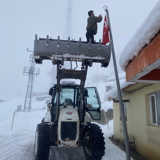 Düşen bayrağı kepçenin ağzına çıkarak yerine taktılar