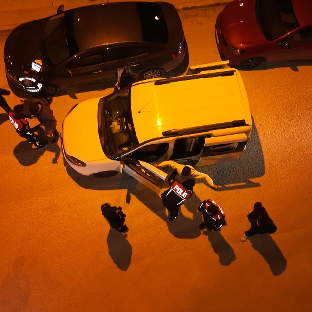 Bursa'daki trafik denetimi dronla görüntülendi; araçlar didik didik arandı