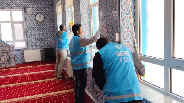 Eskişehir'de öğrenciler camii temizliği gerçekleştirdi