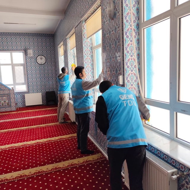 Eskişehir'de öğrenciler camii temizliği gerçekleştirdi