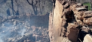 Yanan evden parasını kurtarmak isterken ağır yaralandı