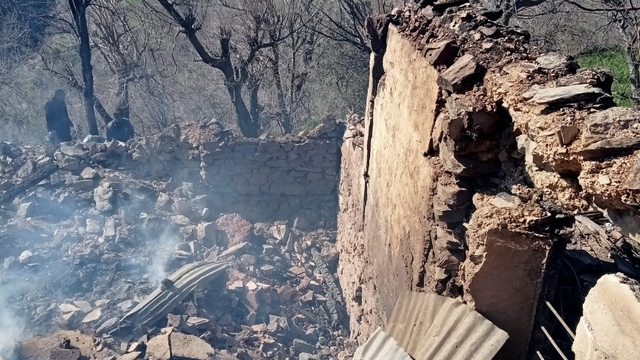 Yanan evden parasını kurtarmak isterken ağır yaralandı